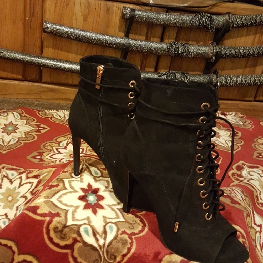 Like new open toe Anne Michelle suede boot